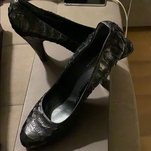 Elie Tahari Mika platform pump Python 10 40